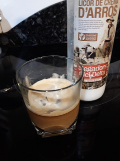 Una foto de Carajillo de licor de crema de arroz
