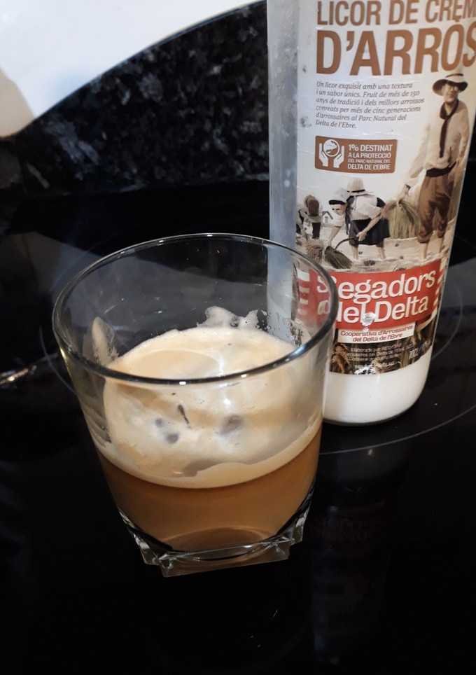 Una foto de Carajillo de licor de crema de arroz