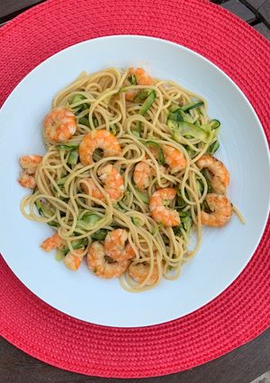 Une photo de Spaghettis et tagliatelles de courgettes et crevettes