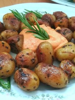 Una foto de Patató al romero con salsa brava
