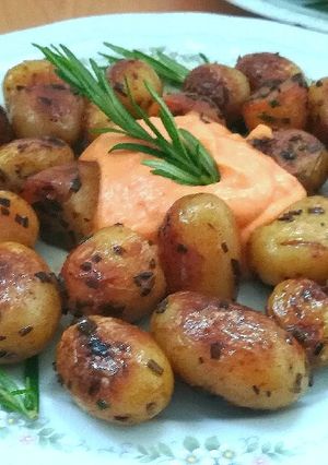 A picture of Patató with Rosemary and Brava Sauce.
