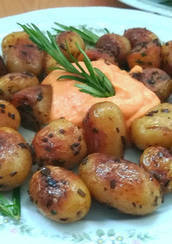 Una foto de Patató al romero con salsa brava