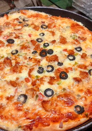 A picture of Chicken tikkka pizza.