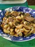 Fideos coditos con estofado de cerdo