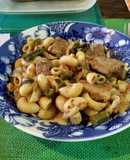 Fideos coditos con estofado de cerdo