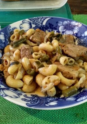 Una foto de Fideos coditos con estofado de cerdo