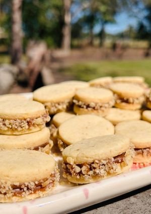 Una foto de Alfajores de duce de leche y nuez