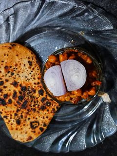 কালা চানা ও কুলচা(Kala chana kulcha recipe in Bengali) রেসিপির প্রধান ছবি