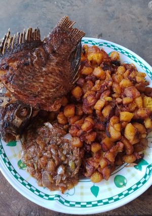Une photo de Alloco 🍌poisson frire🐟 avec une petit pâte de piment 🌶️