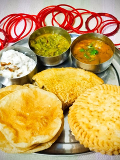 आलू सब्जी और पूरी (Aloo sabzi aur puri recipe in hindi) रेसिपी मुख्य फोटो