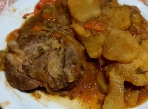 Una foto de Churrasco de paleta a la criolla con papas