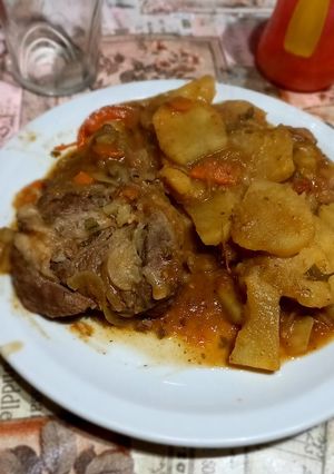 Una foto de Churrasco de paleta a la criolla con papas