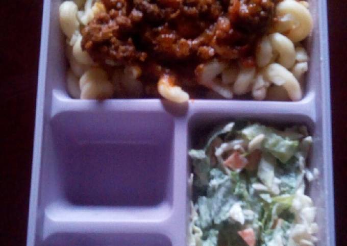 Macaroni bolognais with coleslaw