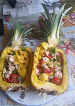 Foto di Insalata con gamberi nell'ananas
