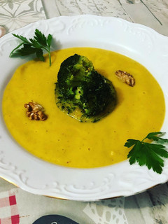 Una foto de Crema de brócoli con medallón de merluza