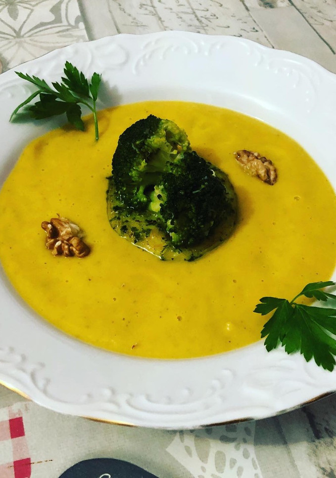 Una foto de Crema de brócoli con medallón de merluza