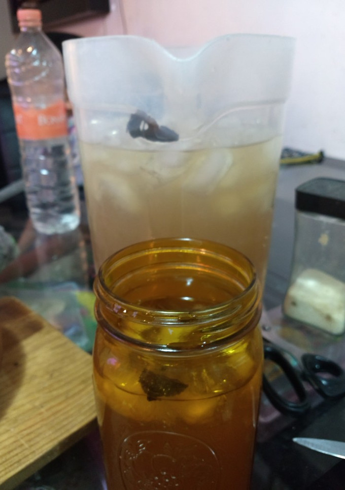 Una foto de Agua fresca de hierbabuena con limón 🍋🍋🍋