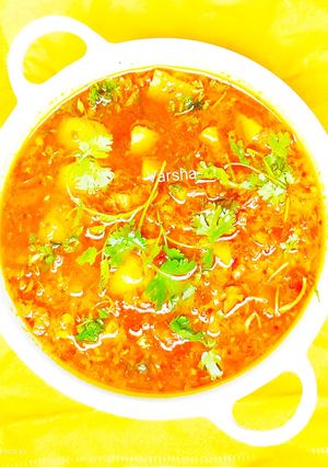 आलू रस्सा भाजी (aloo rassa bhaji recipe in marathi) रेसिपी चे मुख्य फोटो 