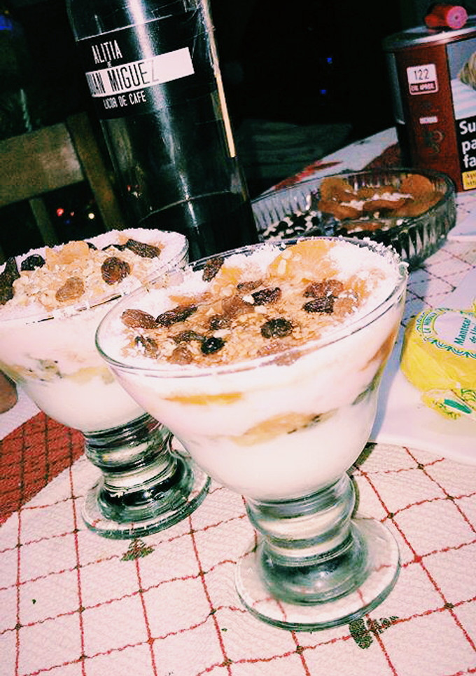 Una foto de Postre de yogurt y frutas 🍨🍊