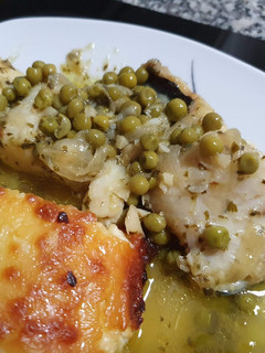 Una foto de Merluza en salsa verde con guisantes