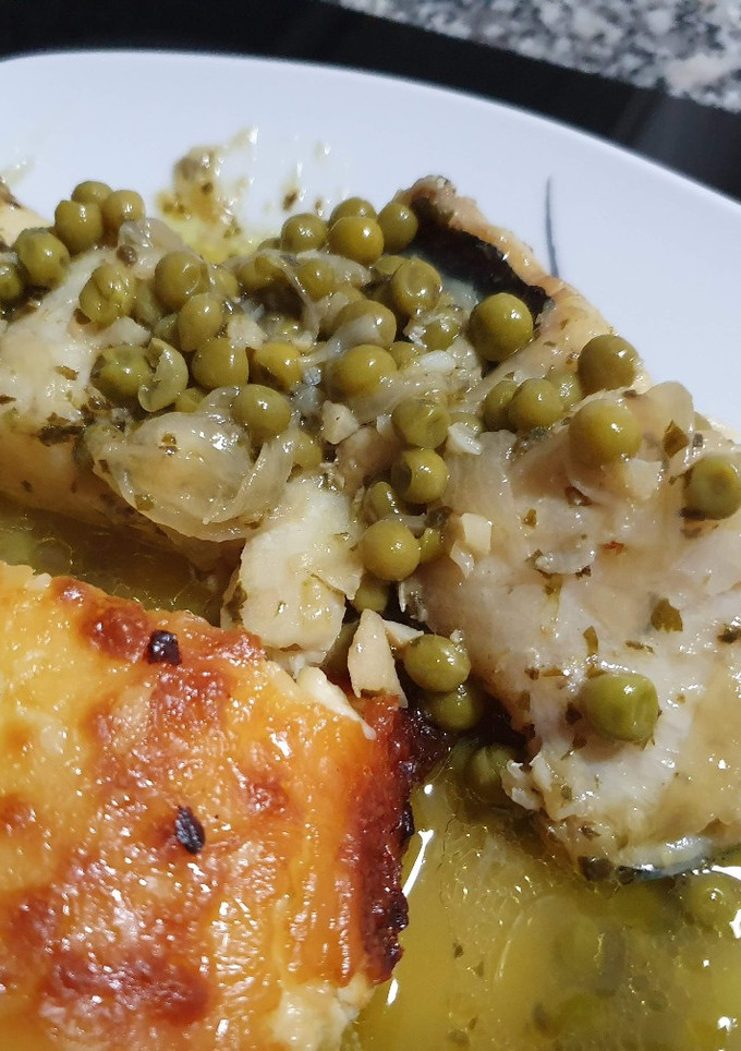 Una foto de Merluza en salsa verde con guisantes