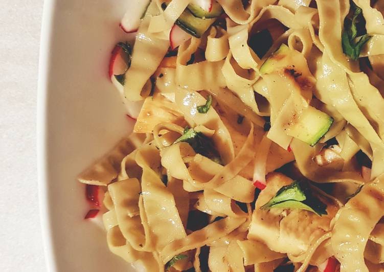 Insalata di fettuccine di edamame