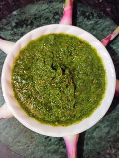 हरे प्याज़ धनिया की चटनी(Hare pyaz dhaniya ki chatni recipe in Hindi) रेसिपी मुख्य फोटो