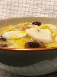 白菜·虾皮·年糕汤(迷你香菇·榨菜肉丝来作伴,太过平常,太受喜爱) 的食譜成品照片
