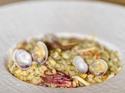 Una foto di riso alle vongole