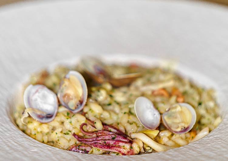 Riso con Calamari, Salmone e Lupini di Mare