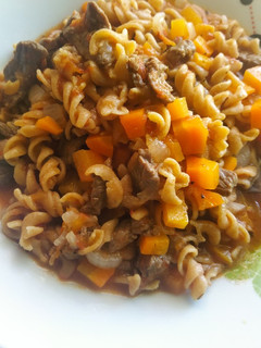 Una foto de Carne en salsa con fideo (comida rápida)