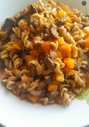 Una foto de Carne en salsa con fideo (comida rápida)
