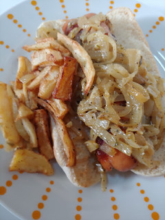 Una foto de Hog dog encebollado con mostaza y salsa cebolla chucrog