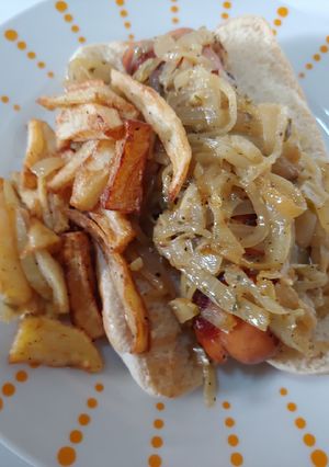 Una foto de Hog dog encebollado con mostaza y salsa cebolla chucrog