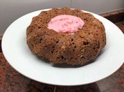 Una foto de budin vainilla y frutilla