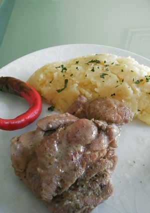 Párolt pulyka comb hagymás krumplival recept fotója