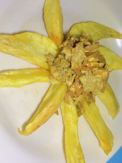 A picture of Sweet potatoes with Onion and egg sauce.