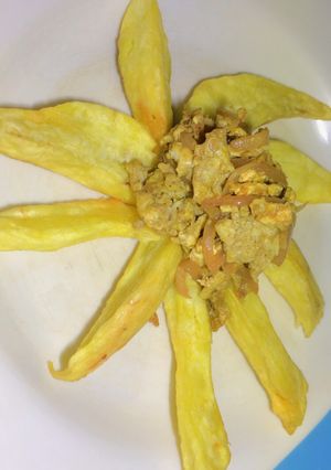 A picture of Sweet potatoes with Onion and egg sauce.