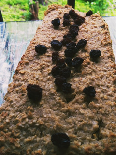 Una foto de Mi invento de budín de avena, banana y miel con pasas de uva