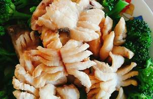 Ghẹ chiên sauce xì dầu salad bông cải xanh (cá lóc phủ bột chiên