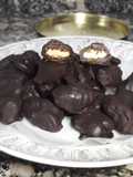 Dátiles rellenos de mueces y bañados en chocolate