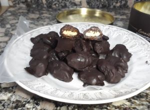 Una foto de Dátiles rellenos de mueces y bañados en chocolate