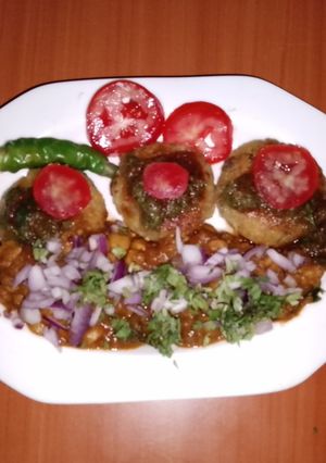 A picture of Ragda patties 🌶️🧄🧅🍅.