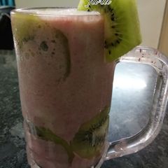 A picture of Strawberry & kiwi smoothie.