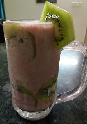 A picture of Strawberry & kiwi smoothie.