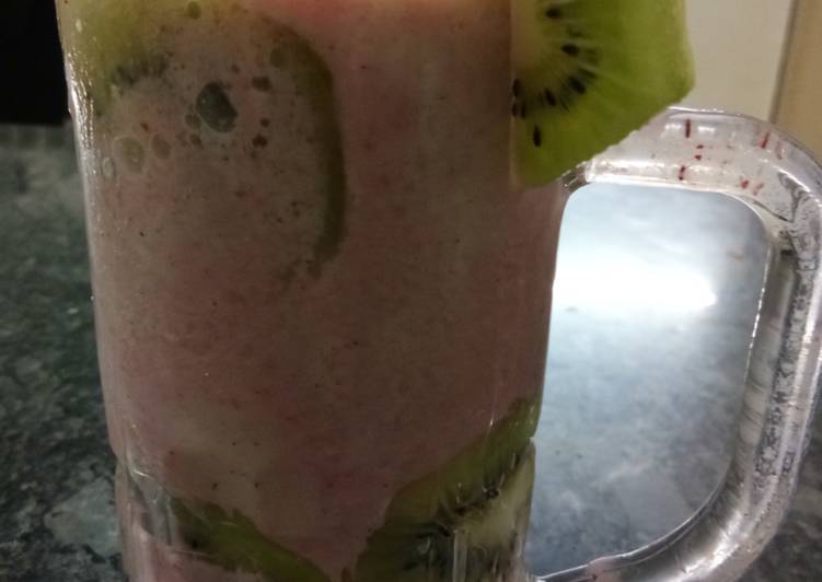 Recipe of Super Quick Homemade Strawberry &amp; kiwi smoothie