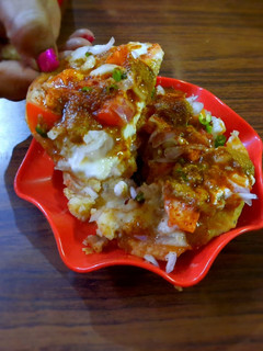 आलू पकवान चाट (Aloo Pakwan chaat recipe in Hindi) रेसिपी मुख्य फोटो
