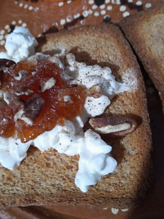 Una foto de Pan tostado y cottage 🍞