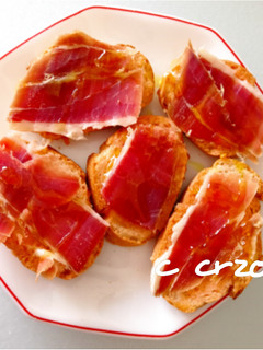 Una foto de Tapa de jamón con ajitomate