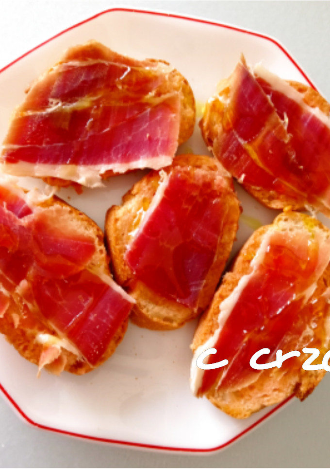 Una foto de Tapa de jamón con ajitomate